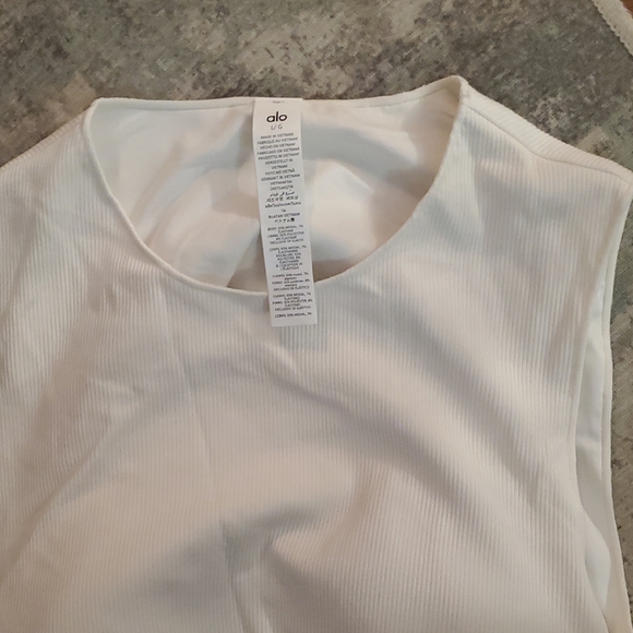 ALO Yoga White Tank Top Witj Yoga Bra Attached Inside - Picture 3 of 6